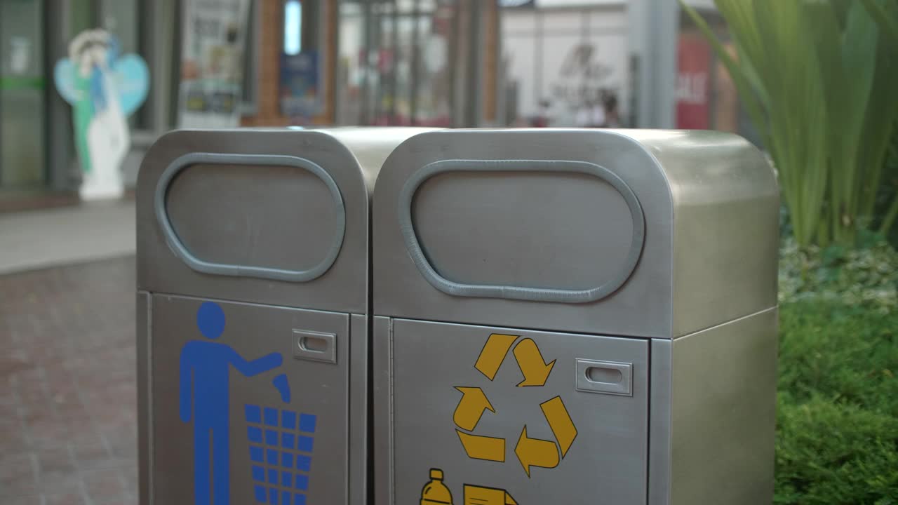 妇女把塑料瓶放在回收站的垃圾视频下载