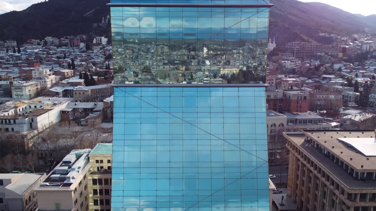 城市在玻璃摩天大楼中的倒影视频素材