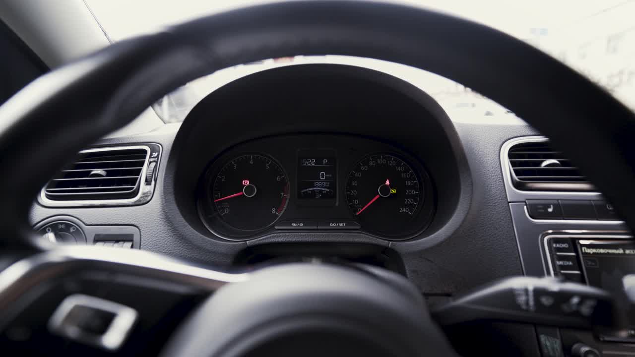 查看车内与仪表盘后面的方向盘。行动。接近发动机速度刻度，运输概念。视频下载
