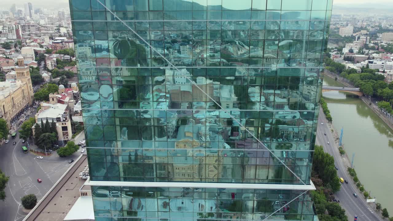 城市在玻璃摩天大楼中的倒影视频素材