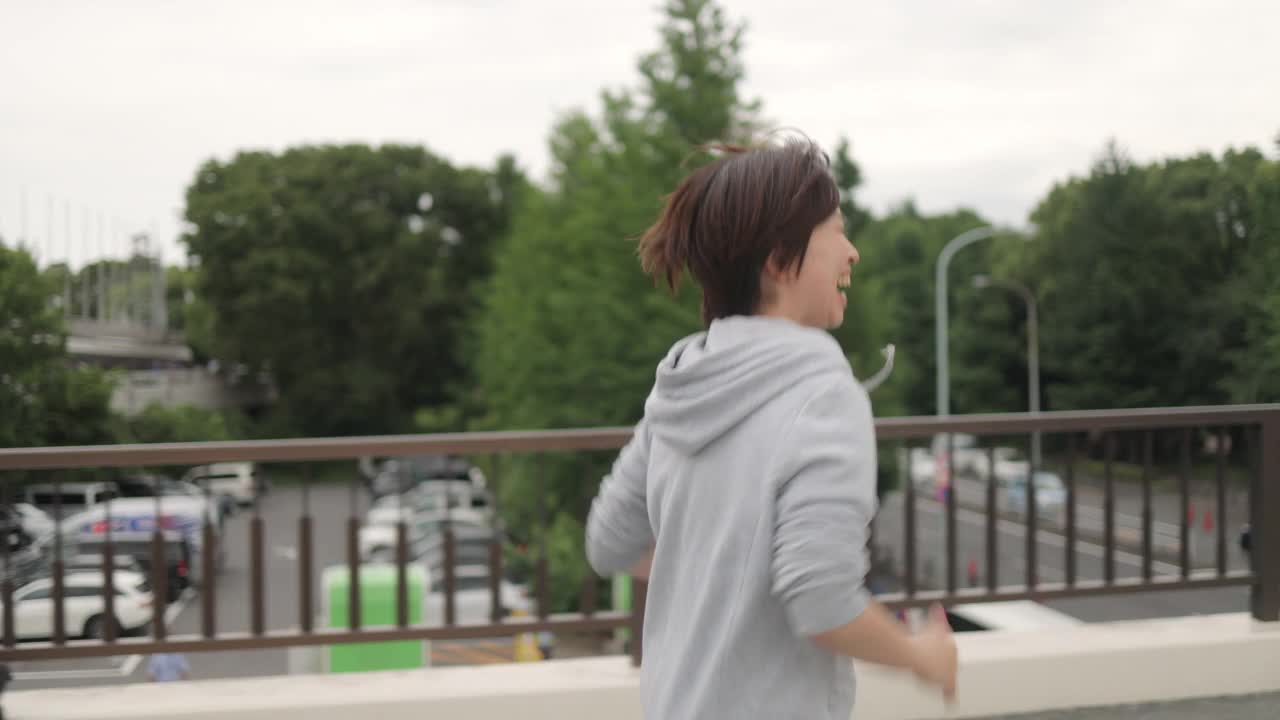 日本女运动员在公园跑步视频下载