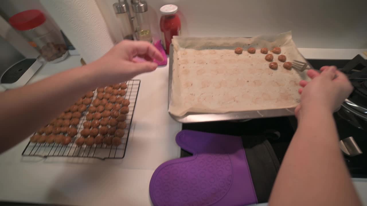 个人观点亚洲华人中年妇女在厨房拿起烤花生饼干饼干视频素材