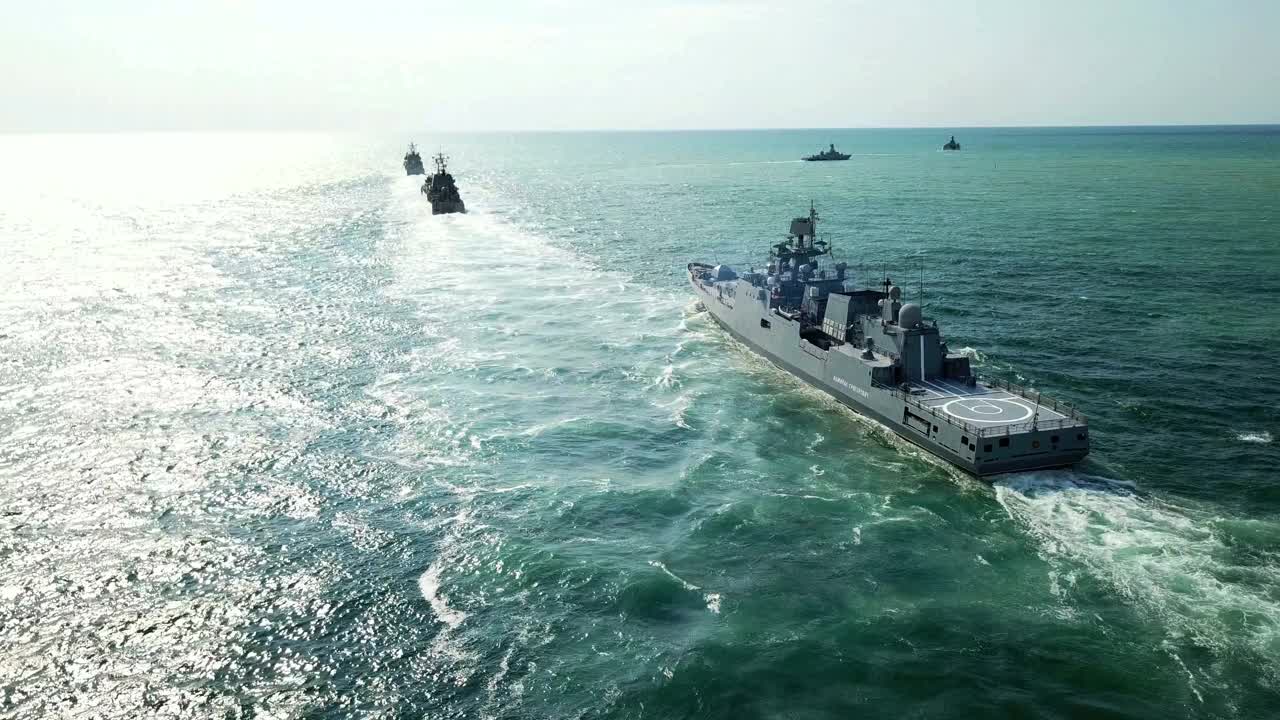 鸟瞰图-军舰在海上演习视频下载