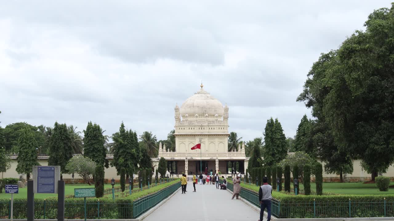 以莫卧儿王朝建筑风格建造的Gol Gumbaz陵墓是印度卡纳塔克邦伊斯兰教的重要朝圣地。视频下载