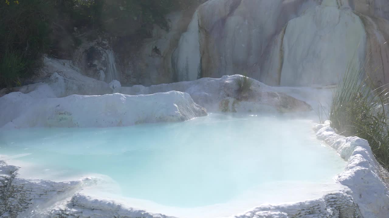 意大利托斯卡纳的地热池和温泉。巴格尼圣菲利波天然热瀑布在早上没有人。森林中的白鲸。视频下载