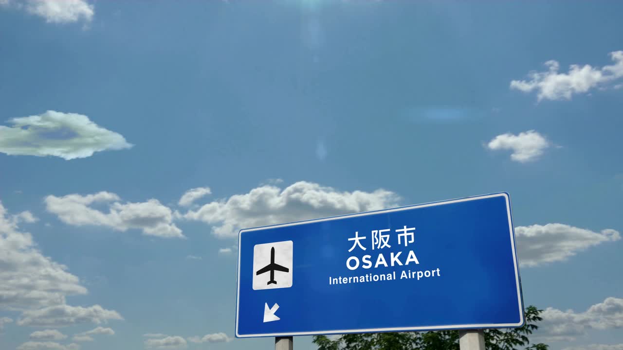 飞机降落在日本大阪机场视频素材