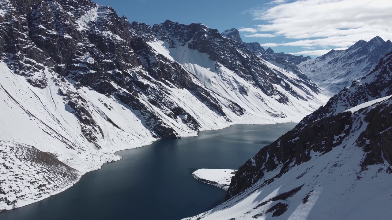 位于智利安第斯山脉的印加湖视频素材