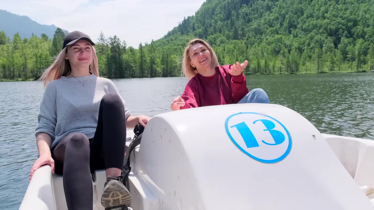 两个女人骑着双体船视频下载