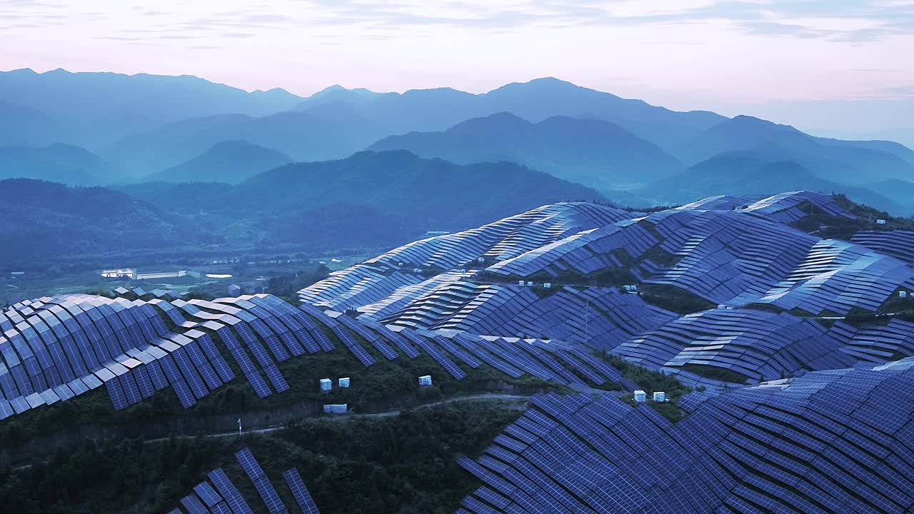 太阳能发电站及太阳能电池板鸟瞰图视频素材