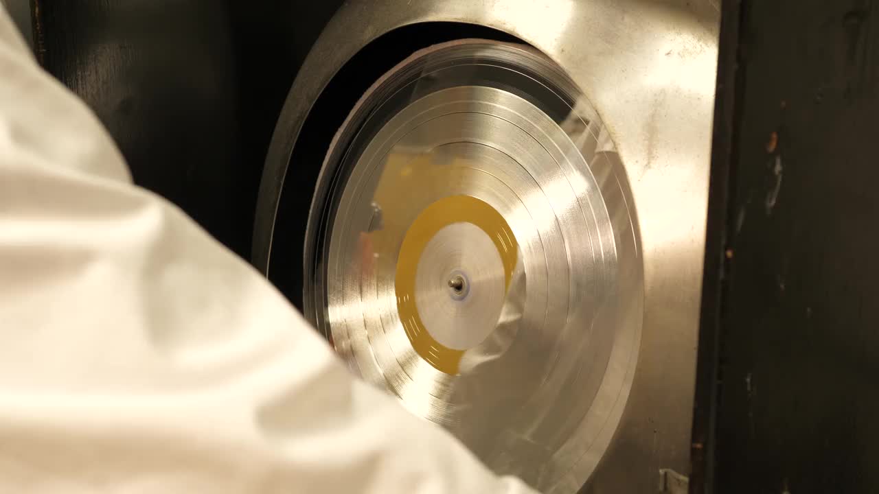 黑胶唱片厂:用液体清洗银黑胶唱片模具视频素材