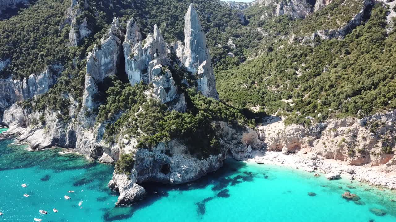 Cala Goloritze，欧塞湾海岸线，撒丁岛，意大利。卡拉戈内附近的鸟瞰图视频下载