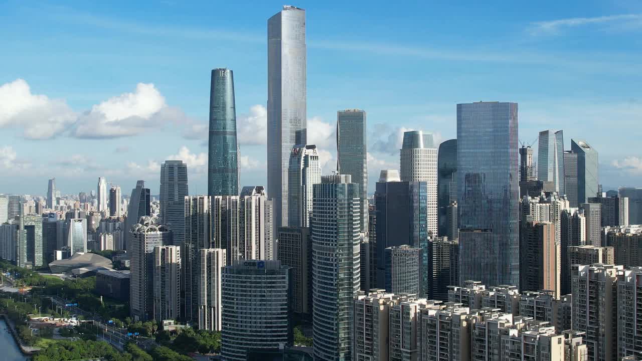 广州珠江新城摩天大楼的倾斜视图视频下载