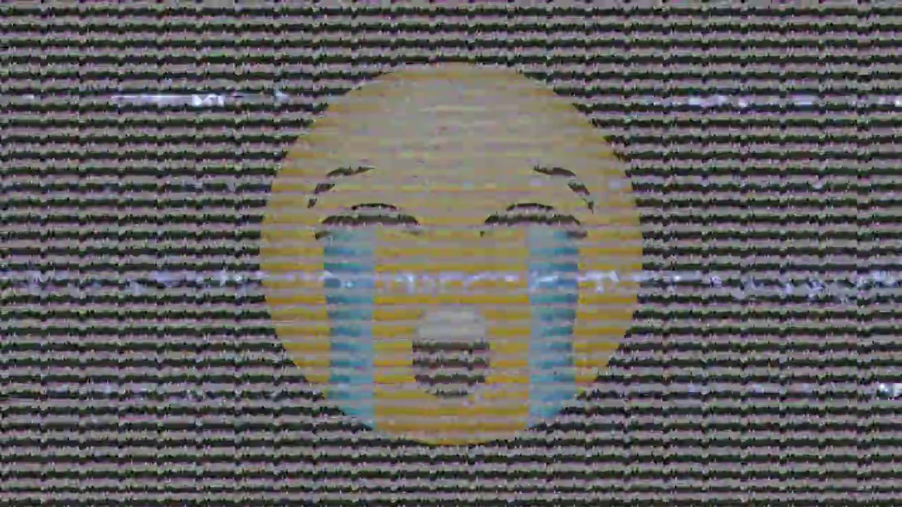 哭表情符号的动画在屏幕上的噪音视频素材