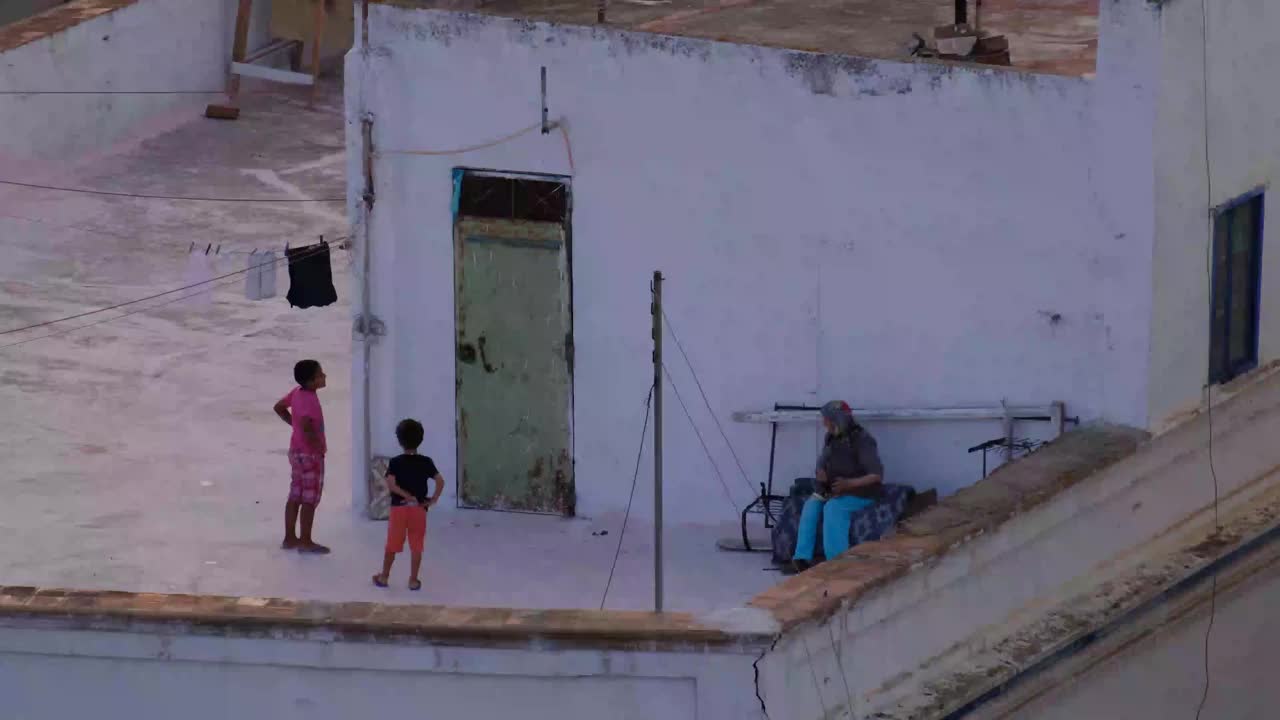 摩洛哥人口在非斯、拉腊什、丹格、卡萨布兰卡等城市的日常生活方式以及非洲拉腊什的典型活动视频下载
