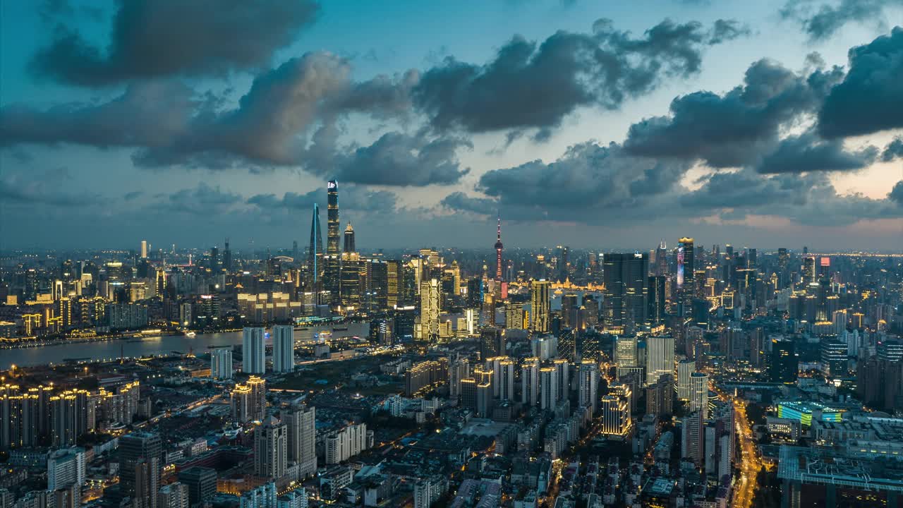 无人机拍摄:4K空中俯瞰上海天际线，夜景。视频素材