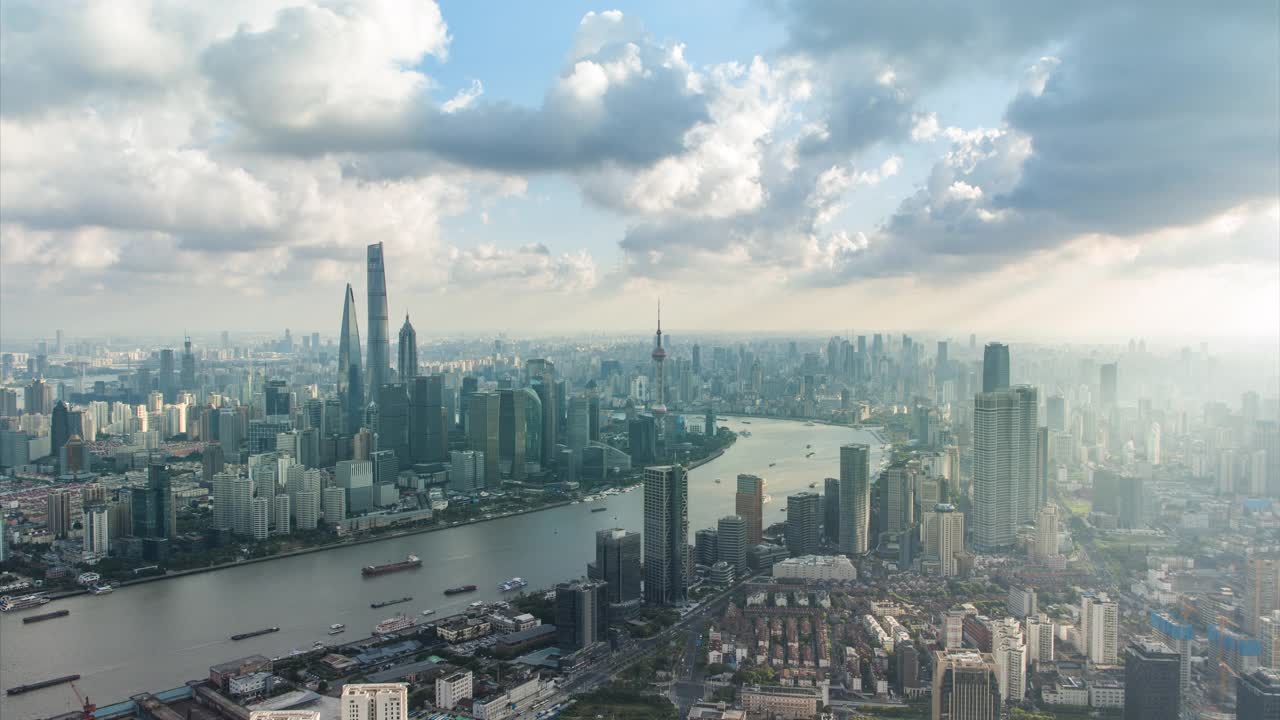 无人机拍摄:4K天空下上海天际线鸟瞰图视频下载