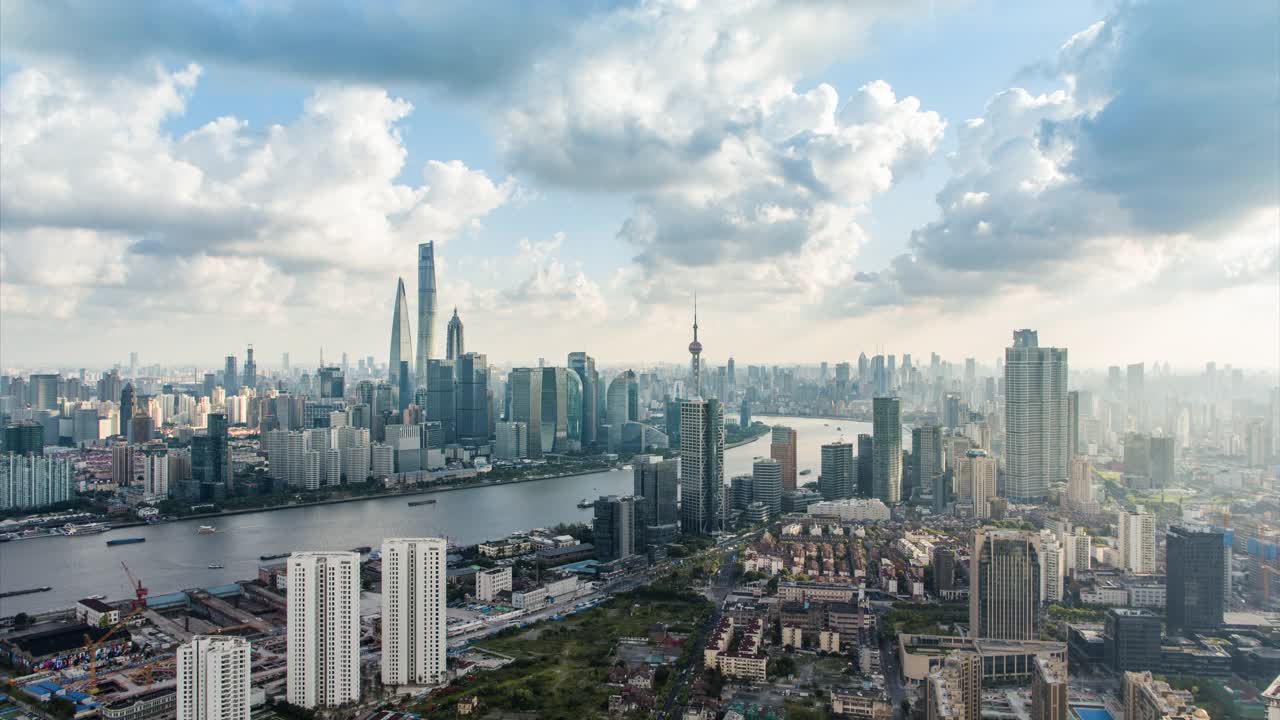 无人机拍摄:4K天空下上海天际线鸟瞰图视频素材