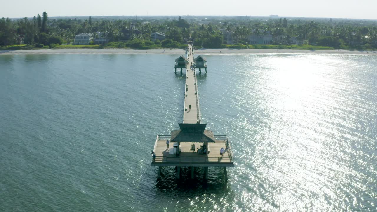那不勒斯码头和平静的海洋高空无人机视角，佛罗里达视频下载