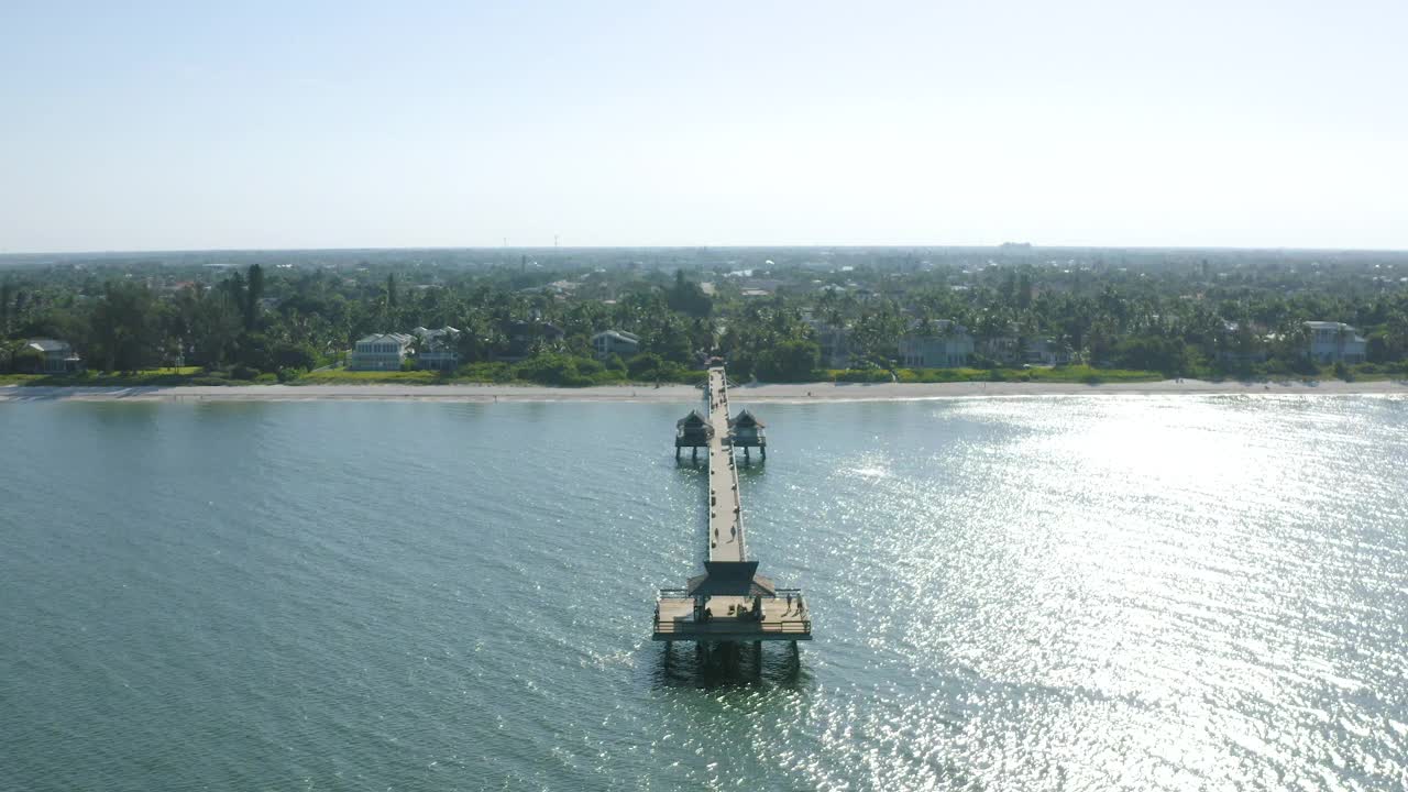 鸟瞰标志性的那不勒斯码头和佛罗里达平静的海洋视频下载