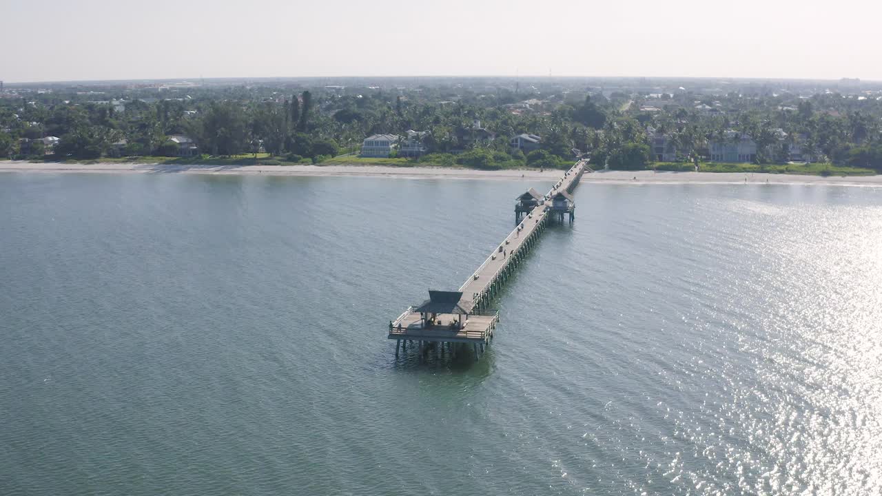 鸟瞰标志性的那不勒斯码头和佛罗里达平静的海洋视频下载