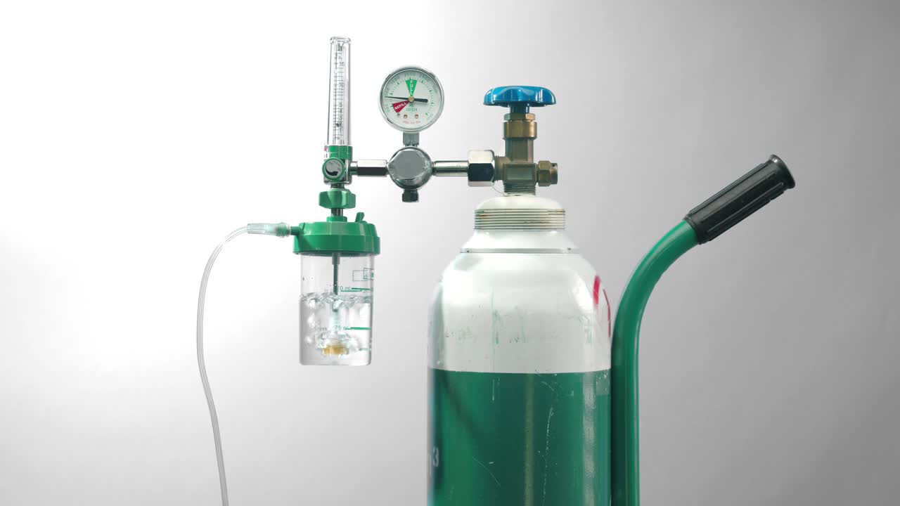 医用氧气调节器，带流量计，用于氧气瓶医疗设备视频素材