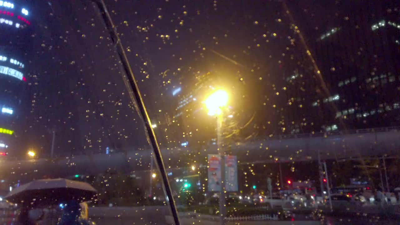 雨夜，城市交通堵塞视频素材