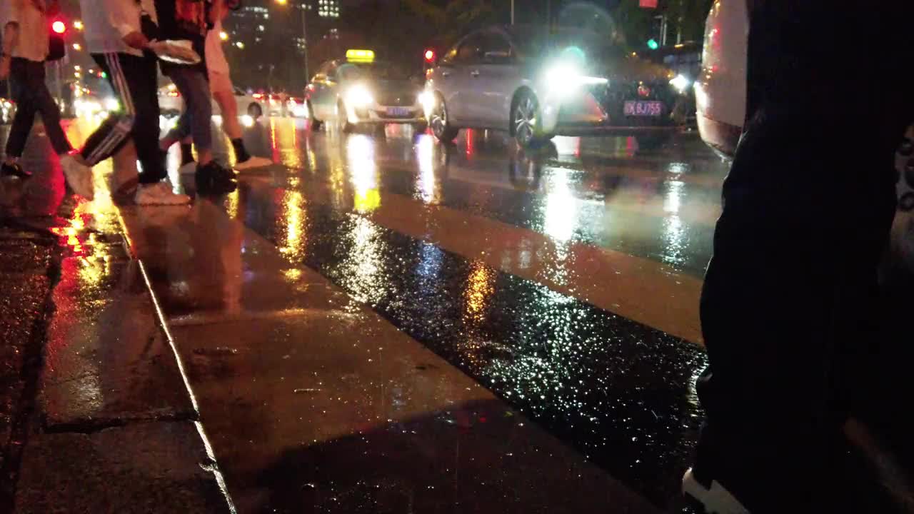TL /大连下雨时的交通流。视频素材