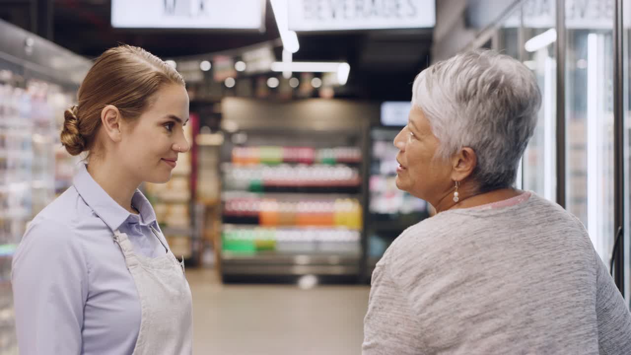 一段4k的视频记录了超市店员帮一位女士的情景视频下载