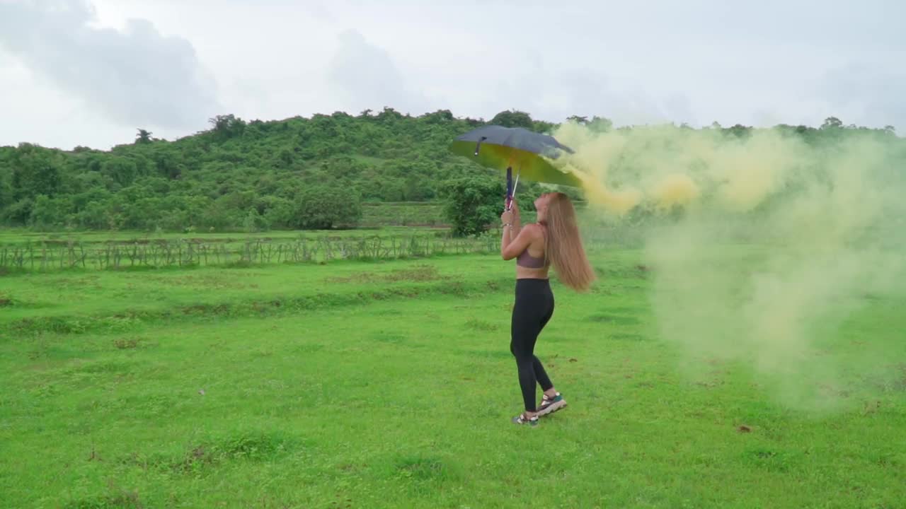 女人打着伞走着视频下载