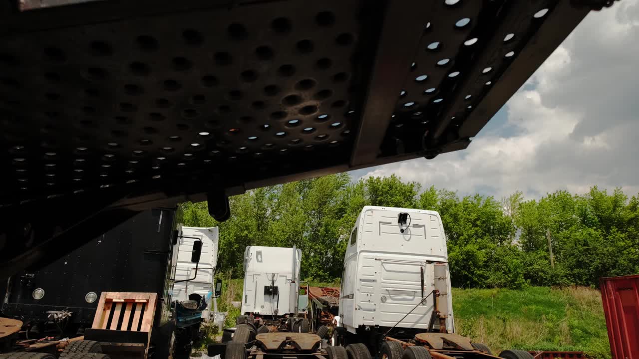 近景元素破旧的货物卡车在垃圾场附近的城市视频下载