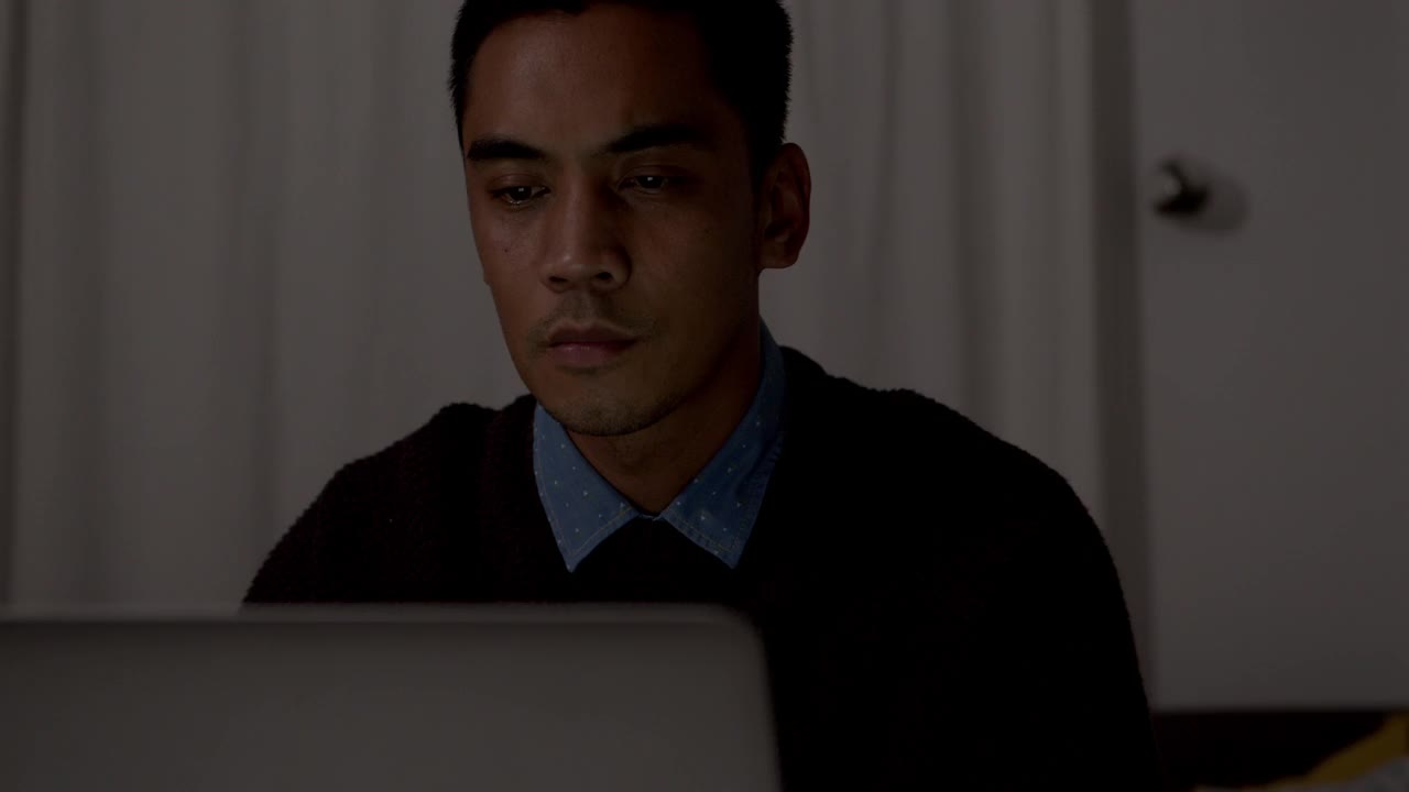 一个年轻人深夜在家工作的4k视频片段视频素材