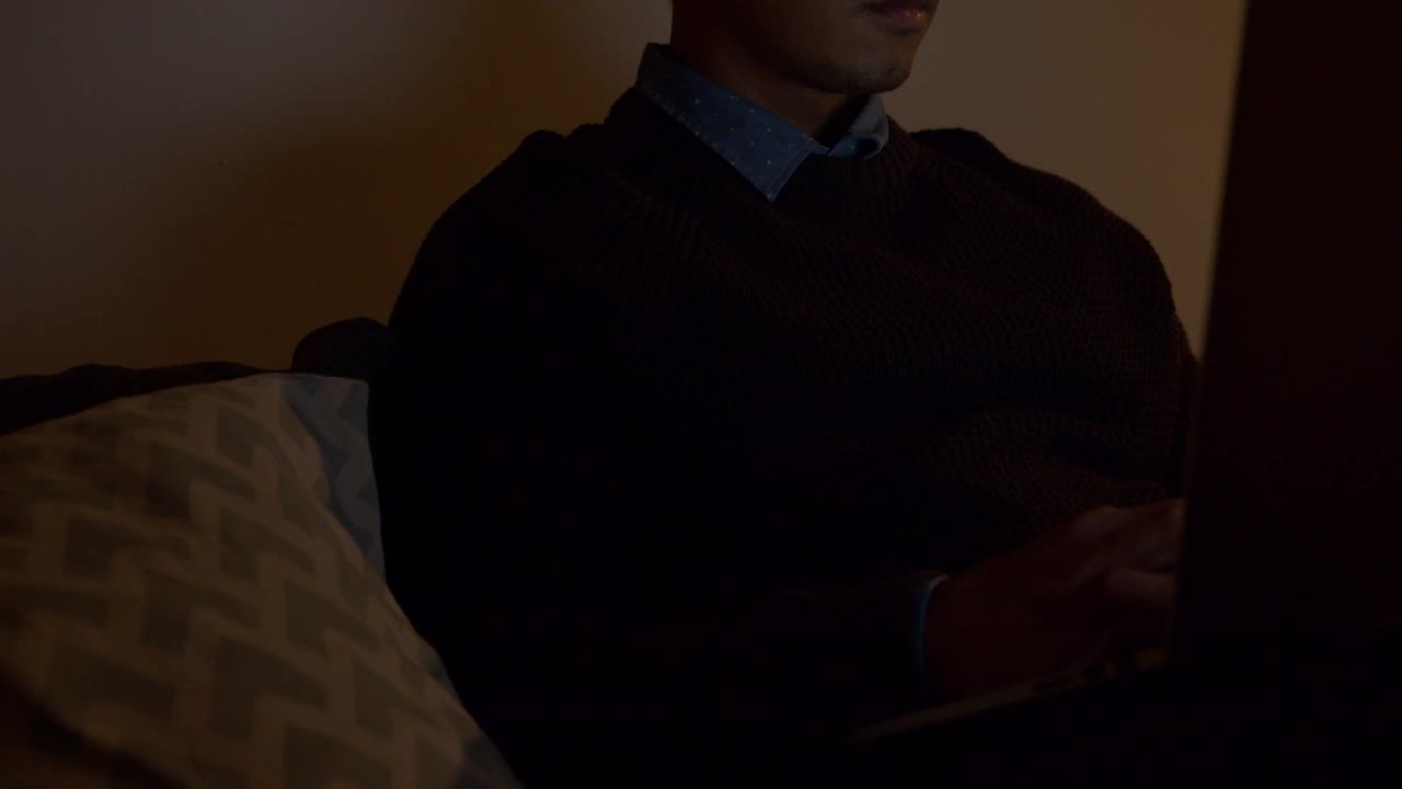 一个年轻人深夜在家工作的4k视频片段视频素材