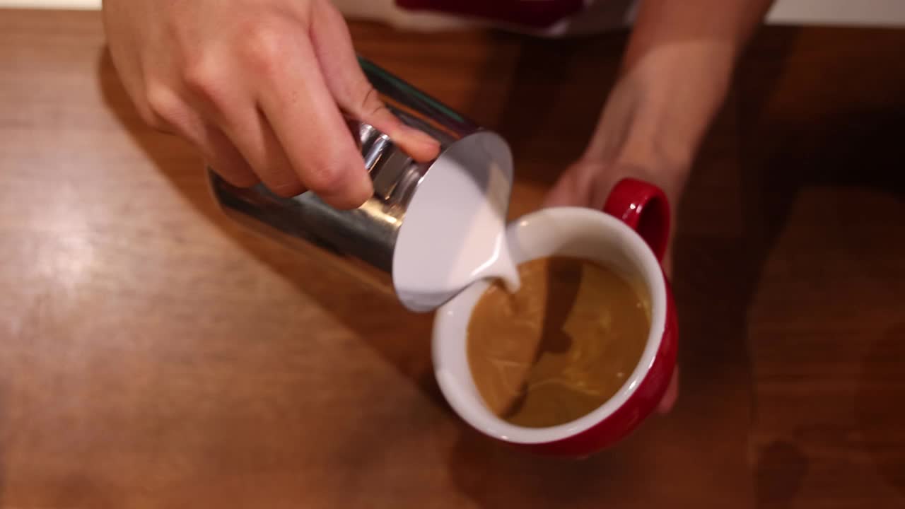咖啡师制作咖啡杯拉花艺术视频素材