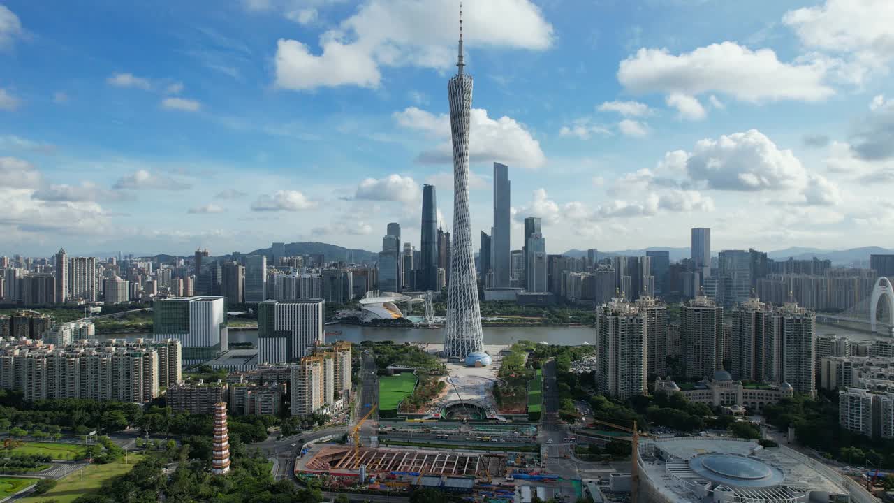 中国广州的广州塔的倾斜视图视频素材