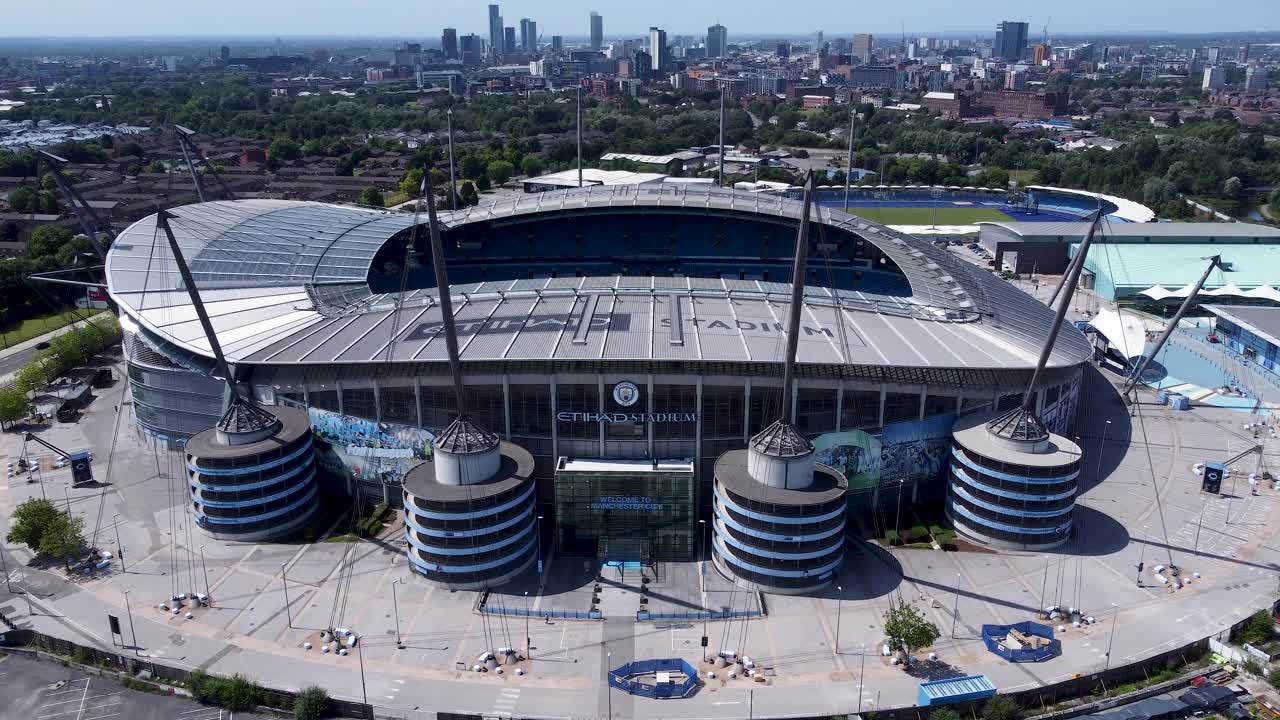 曼彻斯特城体育场(又名阿提哈德体育场)。城市的天际线。不断上升的无人机拍摄。视频素材