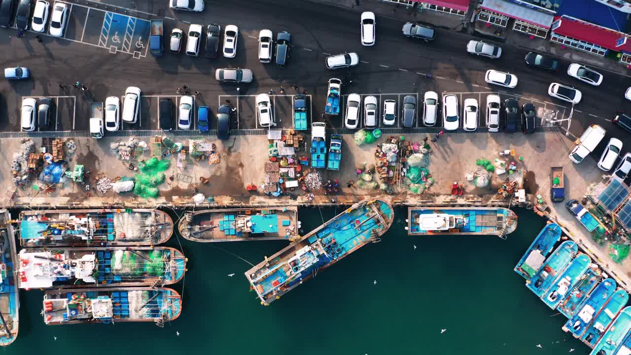 正子港渔船的鸟瞰图视频下载