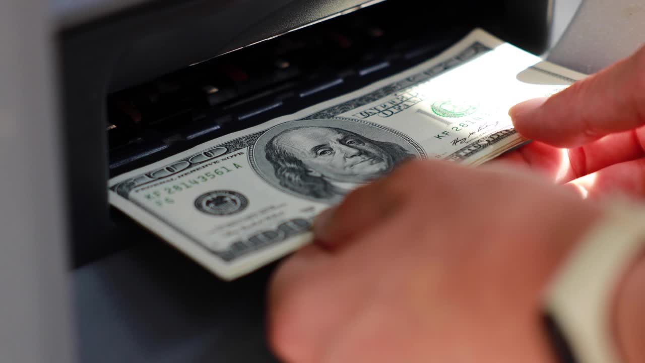 一个女人的手在自动取款机上存钱视频下载