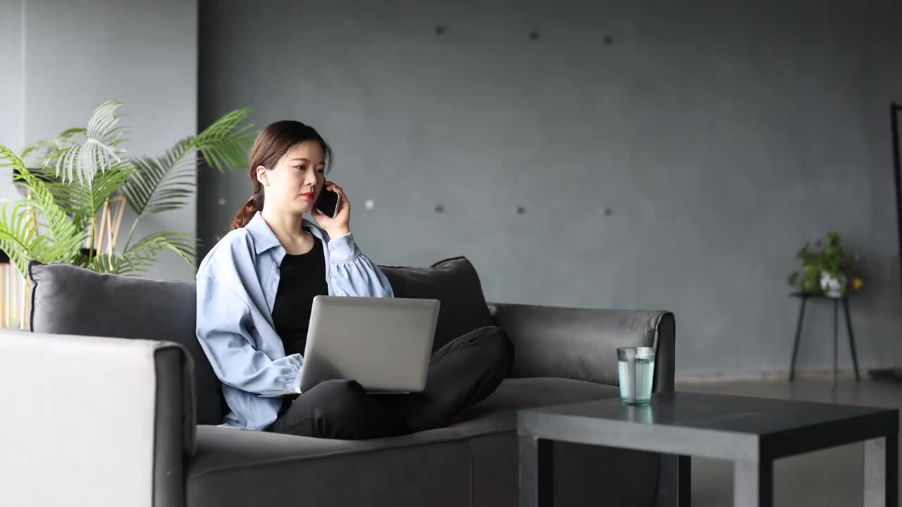 亚洲妇女在家工作视频素材