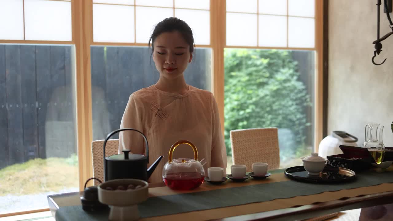 亚洲妇女泡茶视频下载