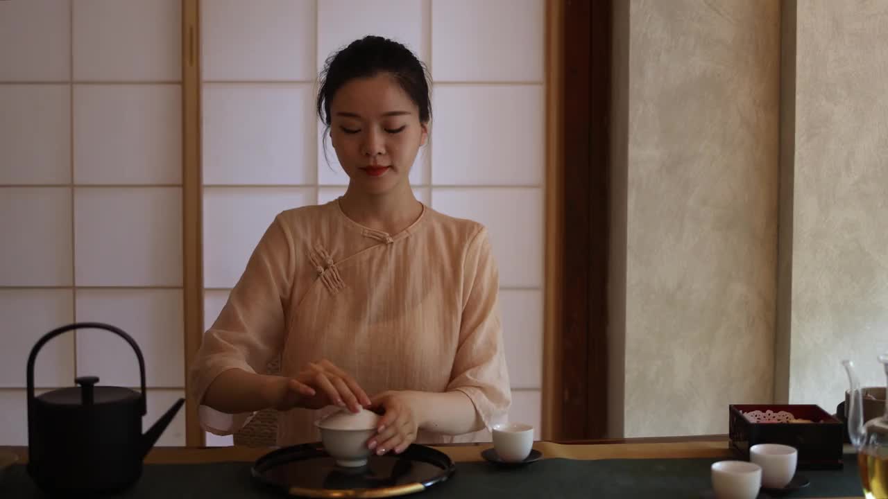 亚洲妇女泡茶视频下载