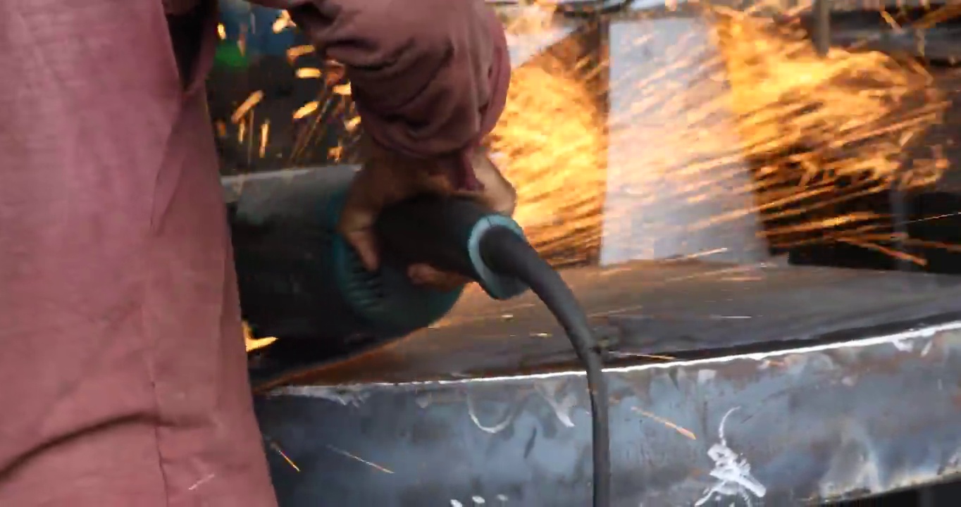 工业工人用切割机磨钢和火花视频下载