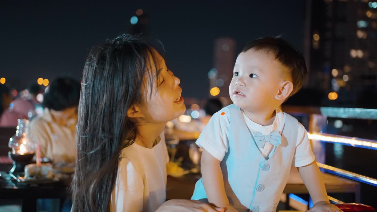 晚上在曼谷旅行的幸福家庭视频下载