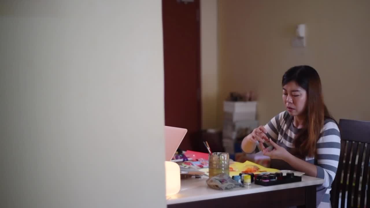 亚洲华裔女教师在家里教在线艺术课程视频素材
