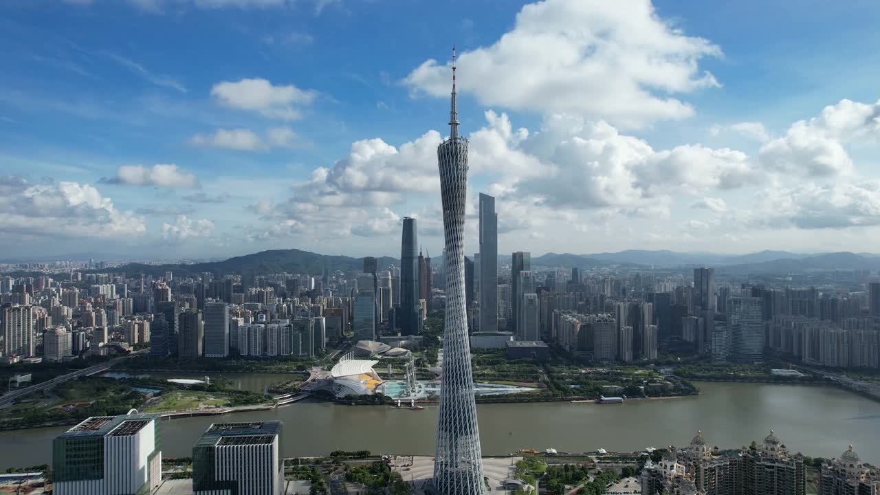 中国广州的广州塔的倾斜视图视频素材
