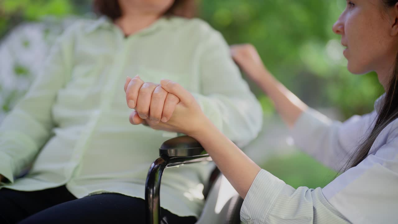 专业女性医护人员照顾轮椅老年妇女的特写视频视频素材