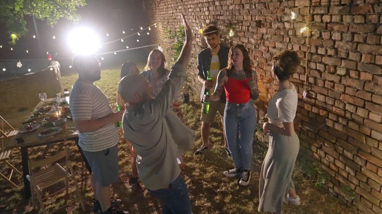 人们在户外聚会上跳舞视频下载