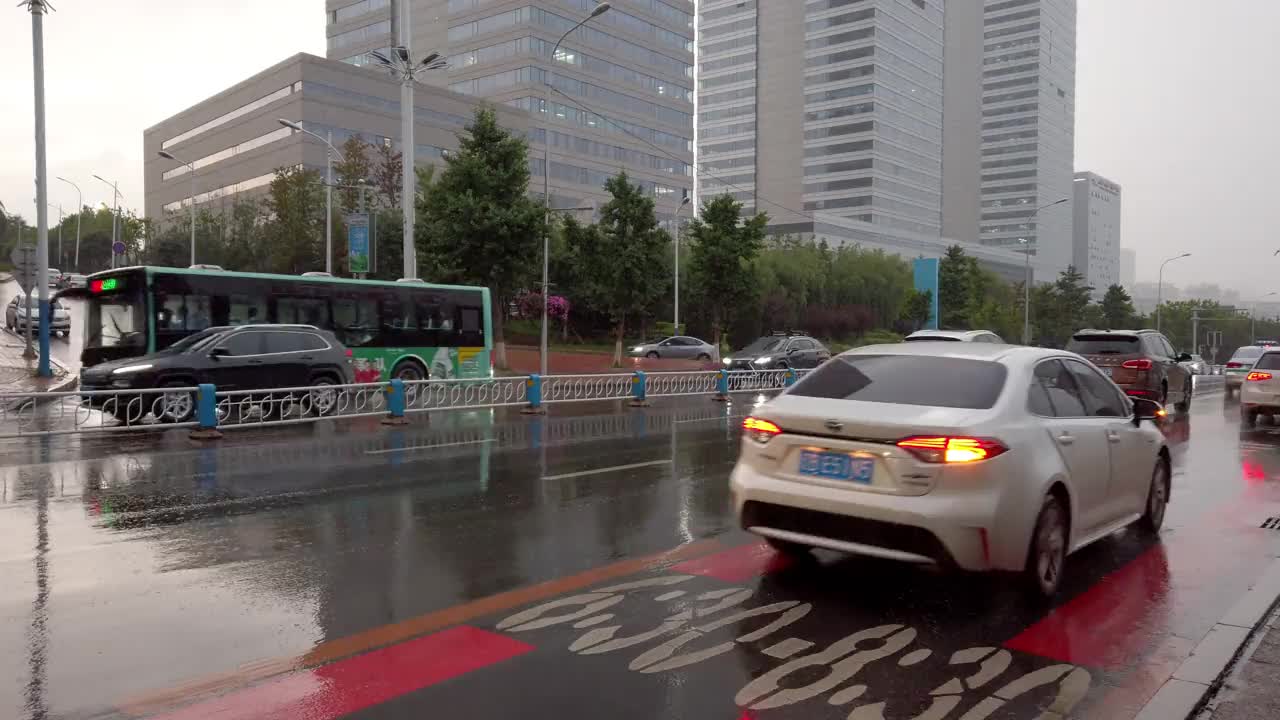 TL /大连下雨时的交通流。视频素材