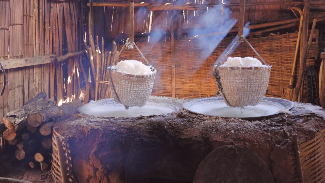 盐的生产，煮沸岩盐或辛邵盐在博克卢亚，南，泰国视频素材