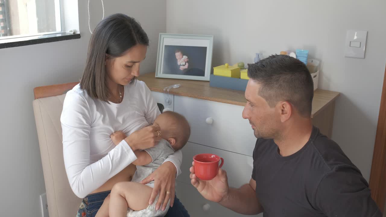 父亲帮妻子给新生儿喂奶视频下载