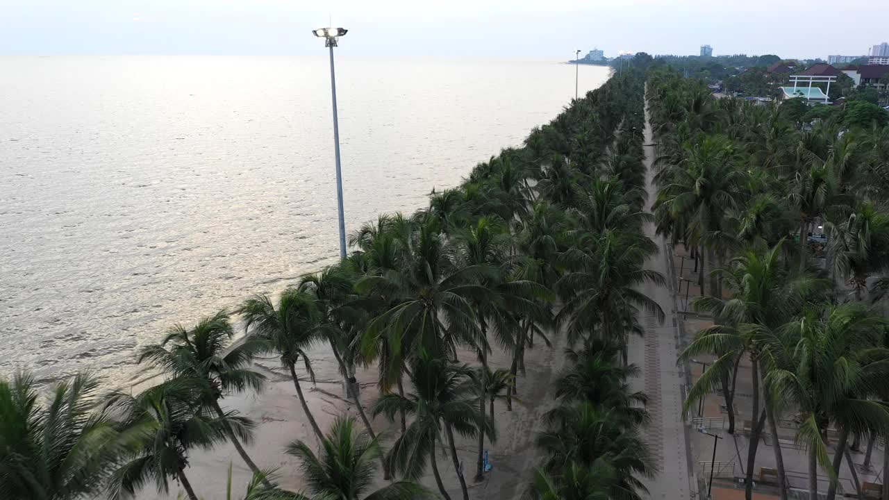 Bang Saen海滩在Covid-19冠状病毒爆发期间的隔离期间的顶部视图视频素材